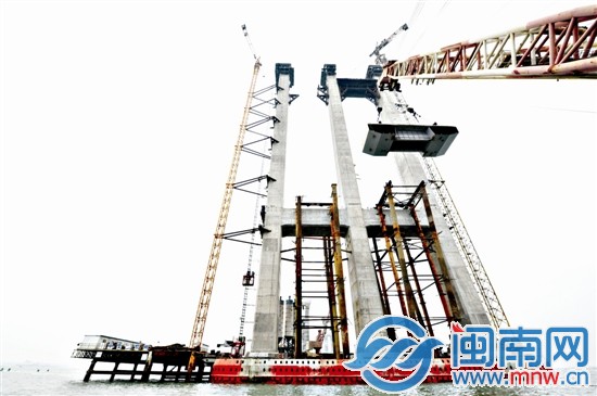泉州跨海大桥塔顶吊装第一块横梁