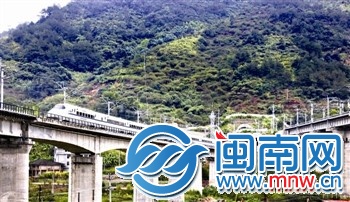 “三纵六横九环”铁路网，提升了福建速度；图为动车