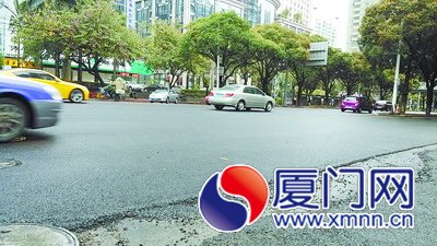 昨日中午，湖滨南路垫高路面没有积水。