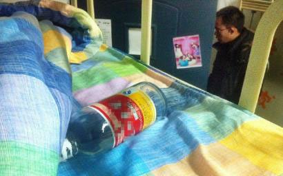 陈亚铃的床上还留下了一个空酒瓶