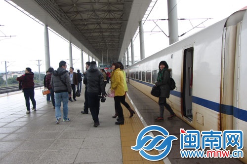 旅客们从漳州站出站，列车返回厦门北站