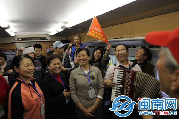 列车飞驰，车里却很平稳，老铁路人们歌声悠扬，吸引
