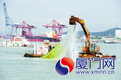 辅助船上的钩机张开铁臂