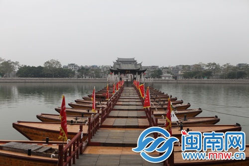 广济桥一段由梭船连成，开合自如