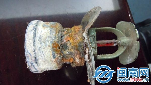 晋江国际大厦消防喷淋头漏水 套房积水过脚踝