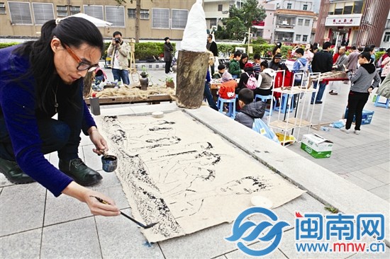 梧桐山艺术小镇广场上，到处有艺术家现场创作