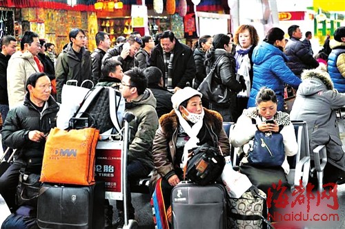 大量旅客滞留在贡嘎机场候机大厅