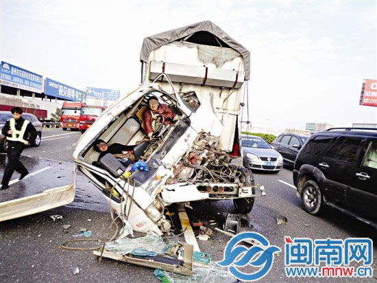 2人被困在变形的驾驶室内