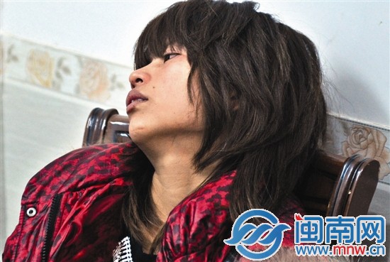 妈妈黄女士哭瘫在椅子上