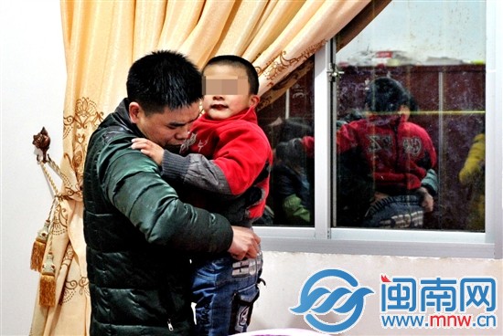 爸爸许先生，为玩闹的小儿子整理裤子