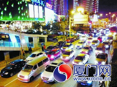 万达广场周边，车排长龙