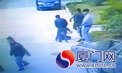 监控显示五名男子殴打两人３