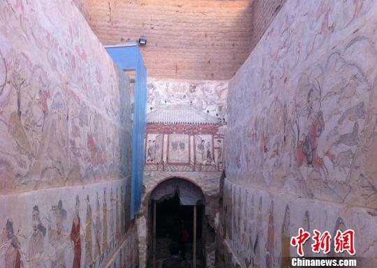 墓道东、西两壁壁画自上而下各分为四层