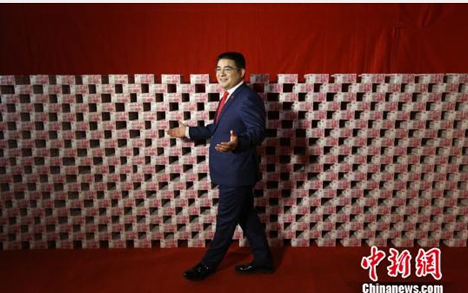 陈光标秀16吨"钱墙"约15亿 愿捐建厦金跨海大桥