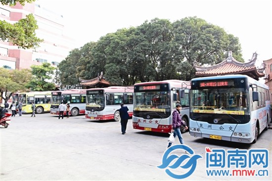 文化宫公交站，一片繁忙