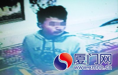 嫌疑人被监控拍下体貌特征