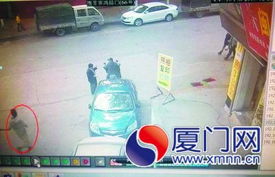 嫌疑人抢完金项链后逃跑