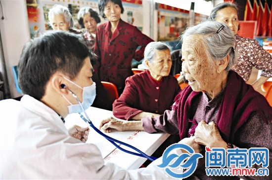 社区组织老人免费体检