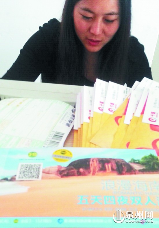 千国商务有限公司前台桌子上摆满旅游套票