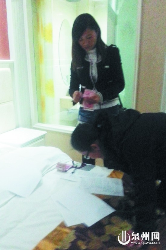 袁小姐到记者房间收取团费