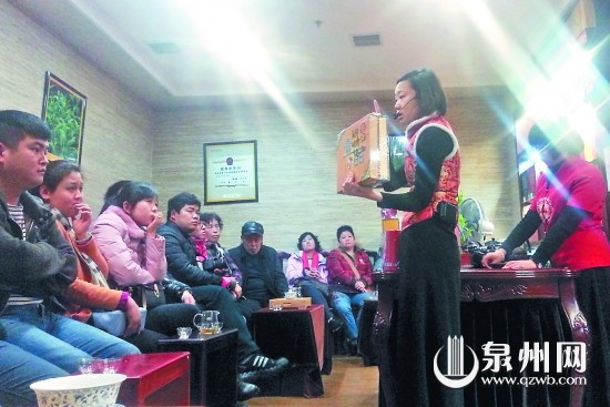 逛会展中心，被带进旁边的普洱店包间，接受推销。