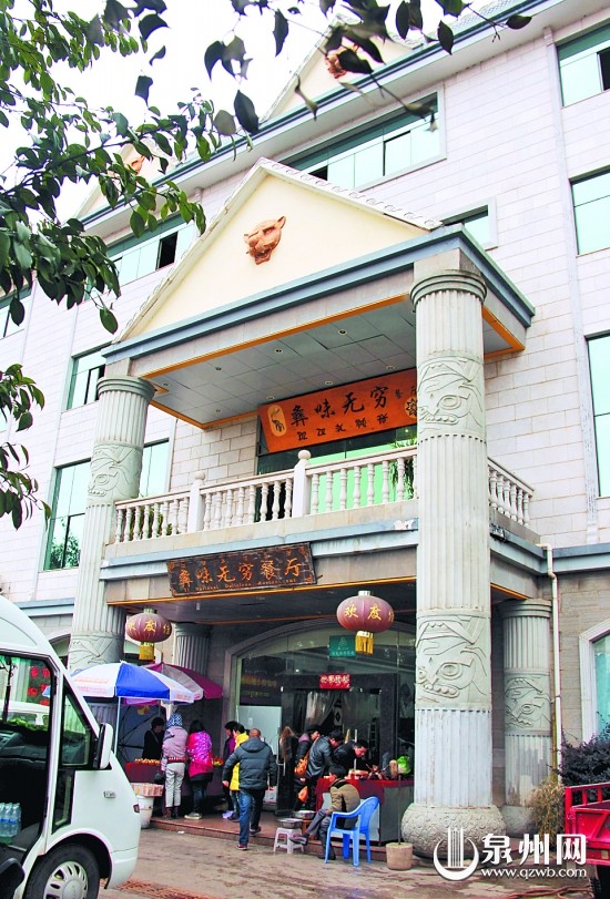 到了餐厅，还要在一楼继续购物，才能上楼吃饭。