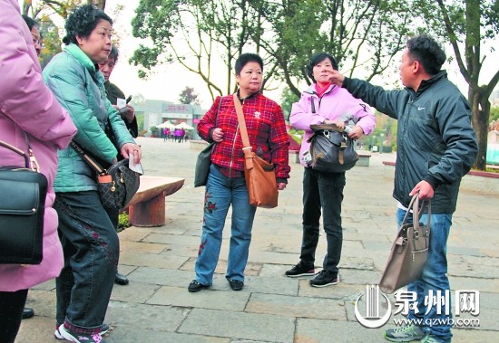 导游(右)把游客带到石林入口处,让游客自己逛。
