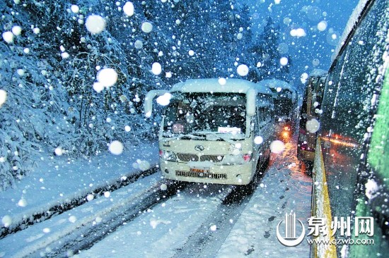 旅游车在暴风雪中被困在大山21小时,整个过程导游没