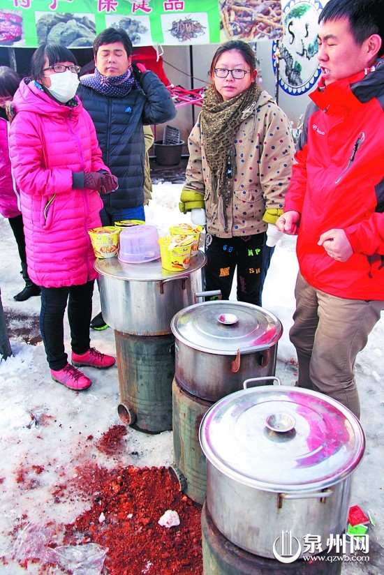 饿了一夜的游客在雪地上等待开水泡泡面