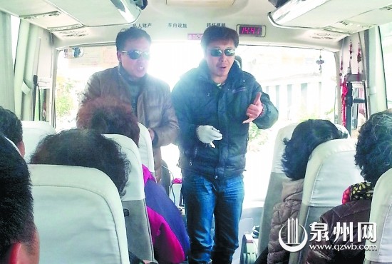 一有景点被略过，戴墨镜的导游（左）与司机就要求大