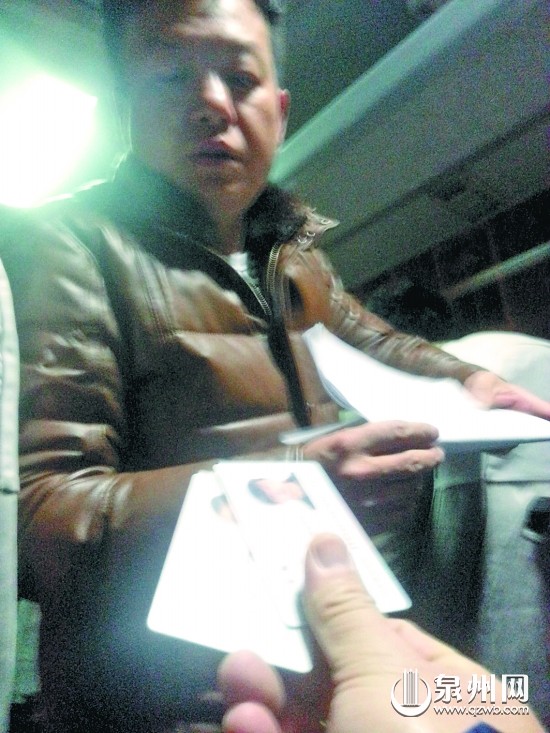 进酒店前要交身份证，第二天才还给游客。