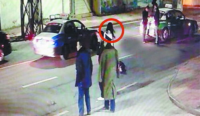 大爷被出租车撞飞8米远 热心女子街头守护