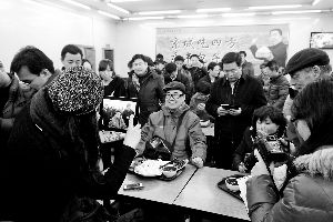 坐在习近平曾经用餐的位置上拍照的顾客