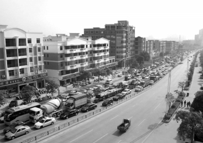 堵起一公里汽车“长龙”
