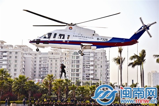 直升机可以在两分钟内赶到事故现场，空降特警处理危情