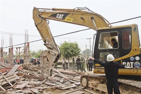 对违章建筑实行彻底性拆除