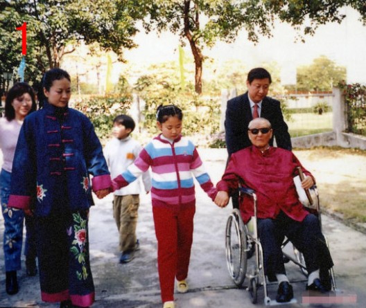习近平和自己的父亲、夫人、女儿的一张生活照