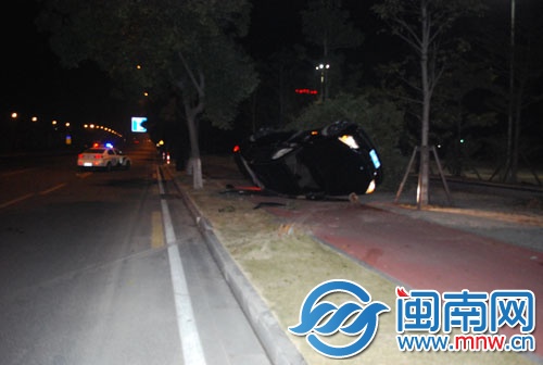 民警到达现场时,姚某的车侧翻在路边