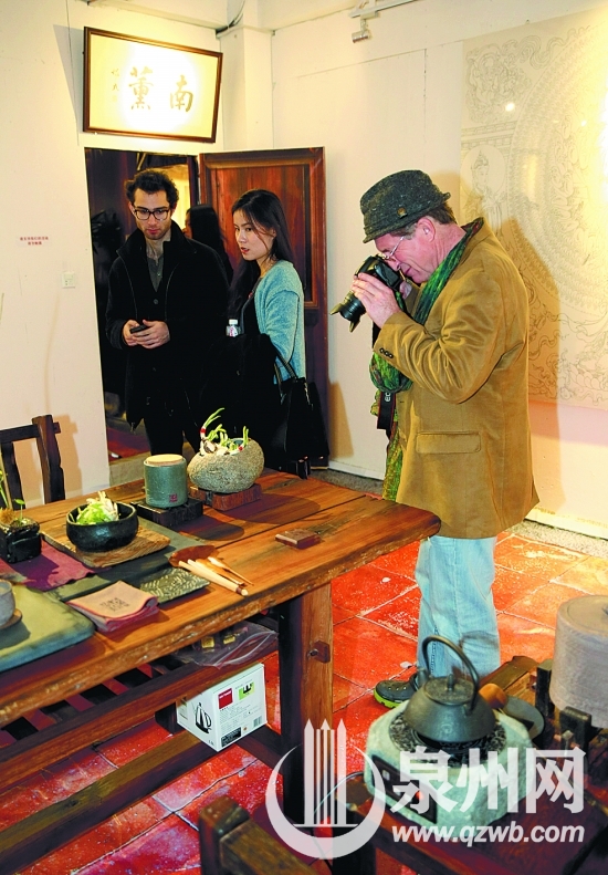 闽南传家风范展厅现场吸引外国友人拍照留念