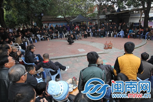 众人围聚，就等笼中鸟儿开战呢
