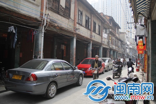 香港路，原本不宽的道路被车辆占去了一个车道