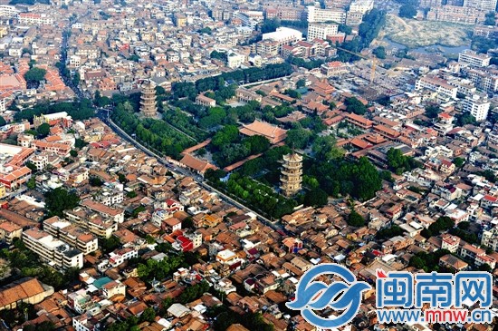 本报去年年底航拍图片，东西双塔屹立，红砖古厝环绕