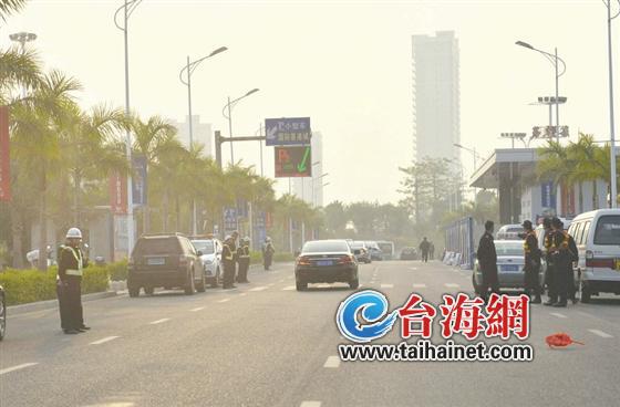 多部门人员组成的综合执法组在执勤检查