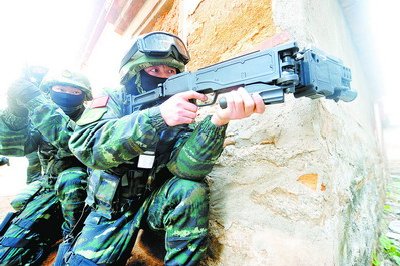 厦门武警特战队员利用拐角射击枪对隐蔽于街巷的“恐