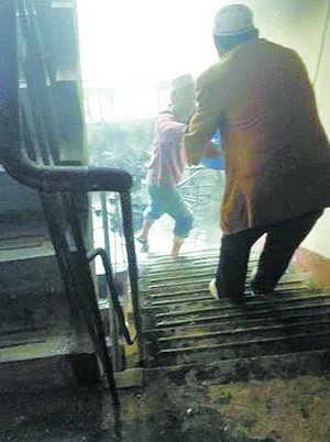 大叔提醒维族楼道建筑住户扑灭还起火帮忙火灾上海逃生设计师招图片