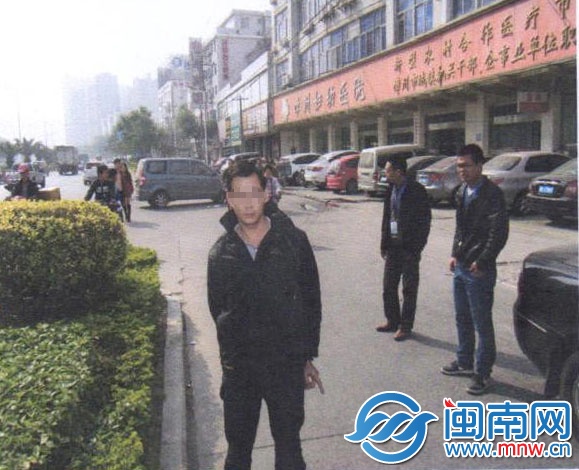 嫌疑人刘某文指认抢夺犯罪现场