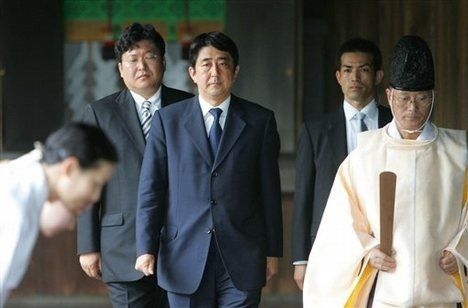 安倍晋三参拜靖国神社