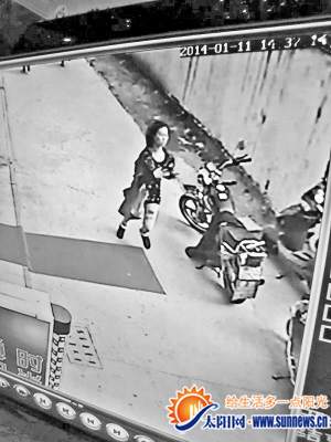 　偷包女子逃离现场