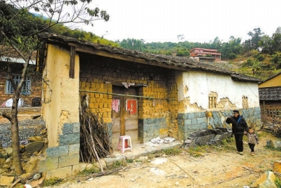 洪其水一家以前住的老房子破旧不堪