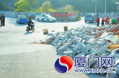 事发现场有一堆土头垃圾